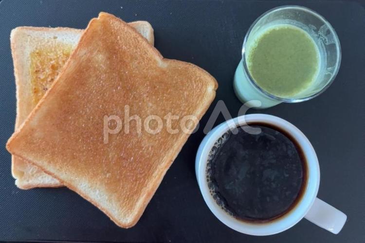 塗って焼いたらカレーパンと青汁などの昼食 昼食,カレーパン,塗って焼いたらカレーパンの写真素材