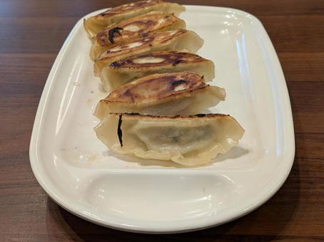 中華レストランの焼餃子 中華レストランの焼餃子の写真