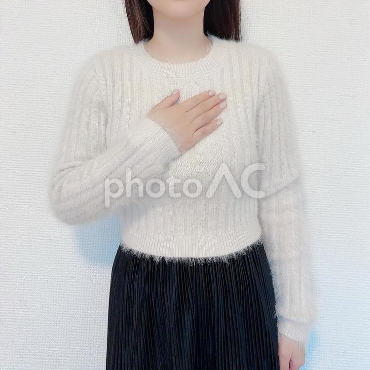 ポーズをとる女性(胸に手を当てる) 女性,ポーズ,指の写真素材