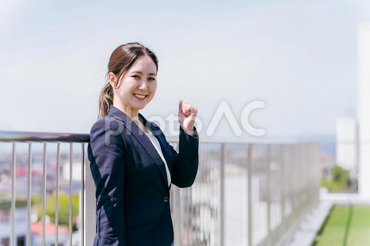 会社の屋上でポーズするビジネスウーマン ビジネスウーマン,ガッツポーズ,ビジネスの写真素材
