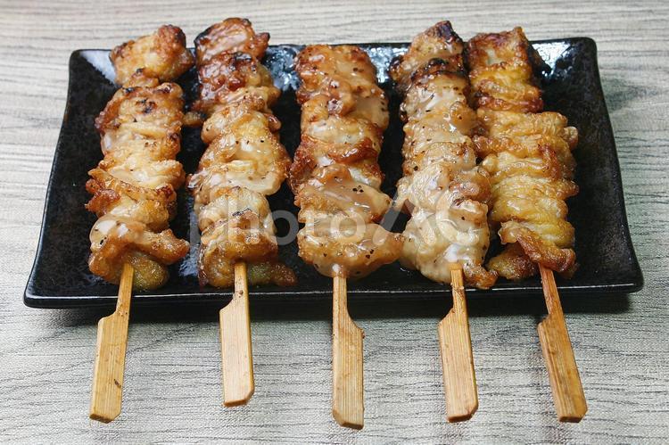 焼き鳥（とりかわ・塩）-15 居酒屋,焼鳥,皿の写真素材