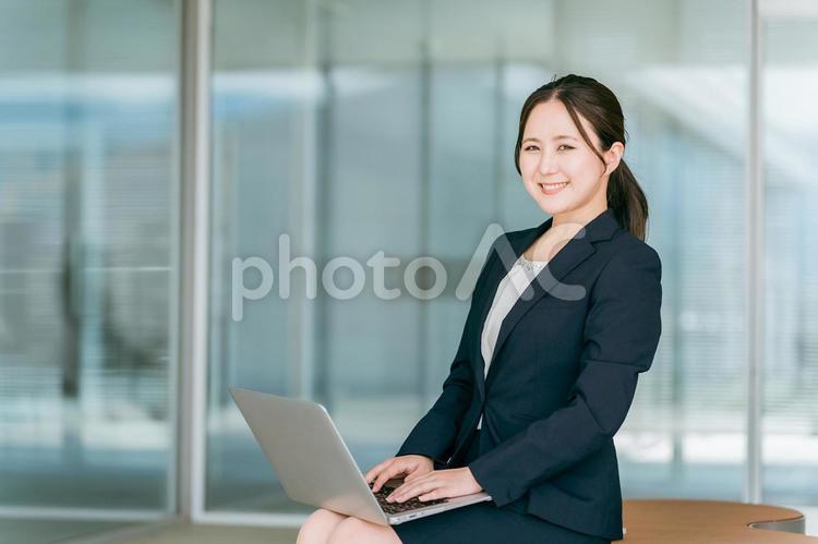 パソコンを使うスーツ姿のビジネスウーマン ビジネスウーマン,女性,マネージャーの写真素材