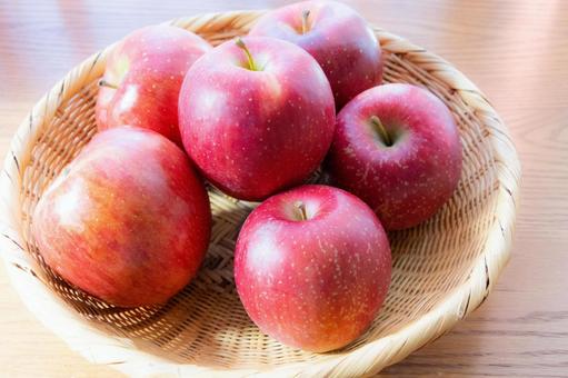 ざるにのせた大きな赤い林檎 りんご,果物,綺麗の写真素材