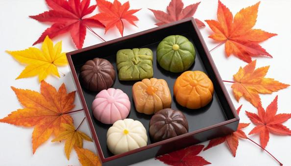 秋の紅葉と和菓子 秋の紅葉と和菓子の写真