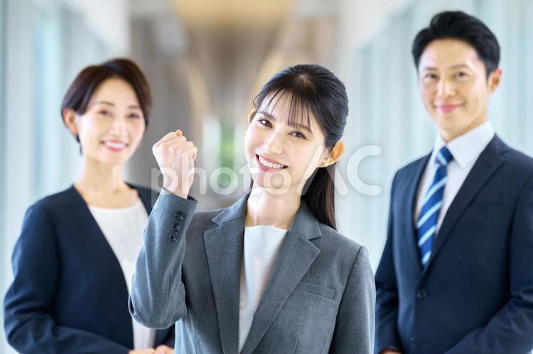 ビジネス　チームワーク　男女 ビジネスウーマン,チーム,ガッツポーズの写真素材