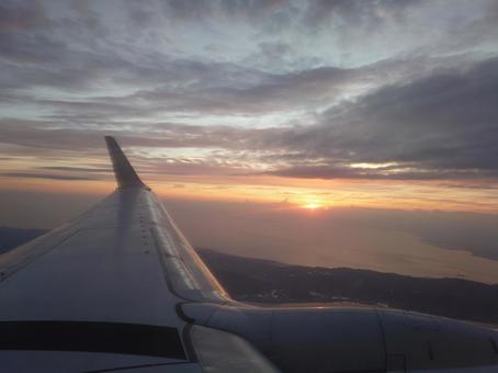飛行機と夕陽 飛行機と夕陽の写真