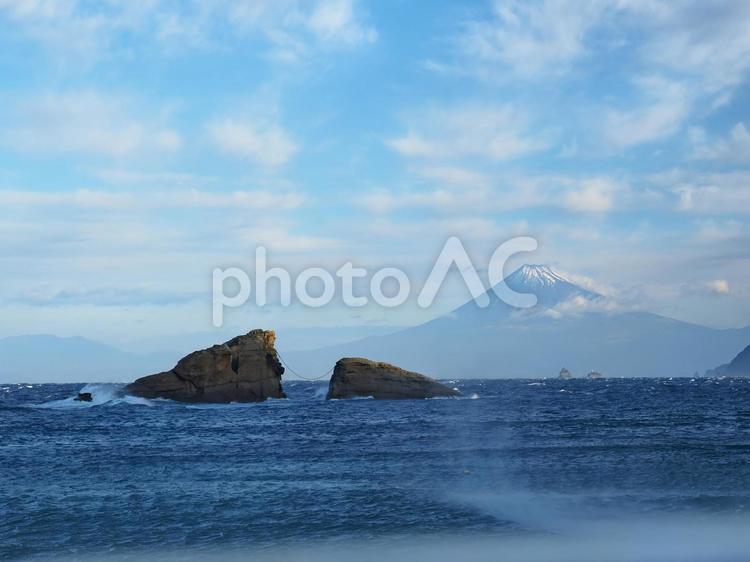 冬の海　白波立つ雲見海岸 雲見海岸富士山絶景,冬の雲見海岸,海と富士山のテンプレート素材の写真素材