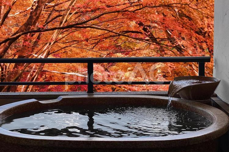 紅葉と温泉のイメージ 温泉,露天風呂,旅の写真素材
