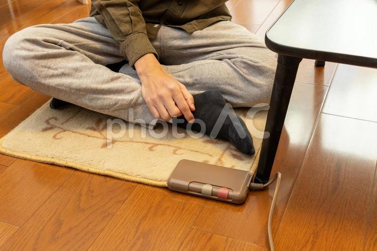 電気カーペットの上に座ってくつろぐ 電気カーペット,座る,冬の写真素材