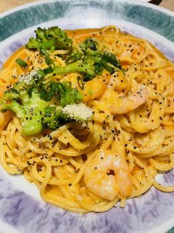 パスタ えび,アボガド,パスタの写真素材