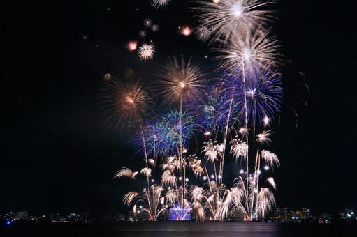 湖上打ち上げ花火/松江水郷祭 湖上打ち上げ花火/松江水郷祭 松江水郷祭,打ち上げ花火,花火の写真素材