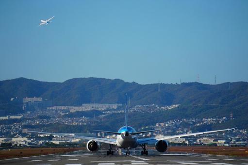 離陸する飛行機 離陸する飛行機の写真