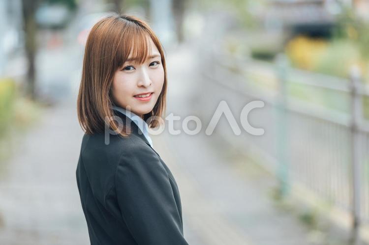 スーツを着て振り返る女性　 ビジネス,スーツ,通話の写真素材