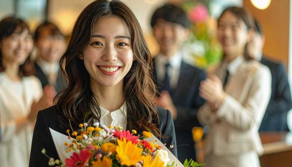 祝福され退職する女性社員 祝福され退職する女性社員の写真