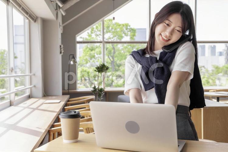 カフェで仕事をする女性 カフェ,女性,ビジネスウーマンの写真素材