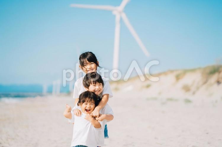 海で遊ぶきょうだい 夏,海,真夏の写真素材