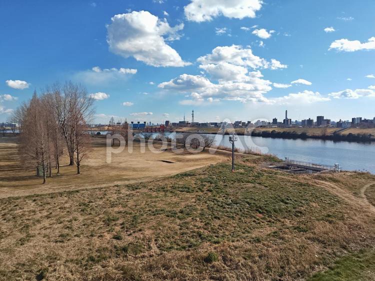 河川敷の公園と空 河川敷,土手,川の写真素材