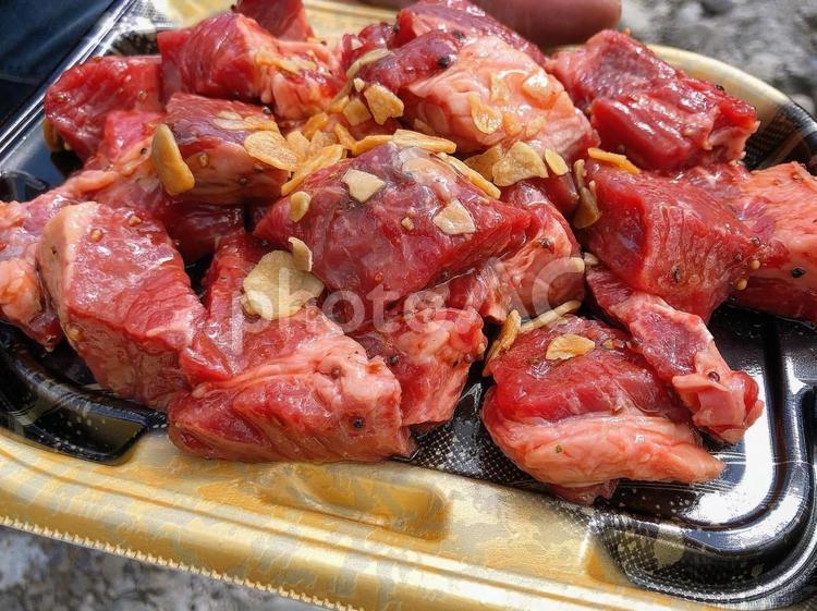 コロコロステーキ肉 生肉,生物,コロコロステーキの写真素材