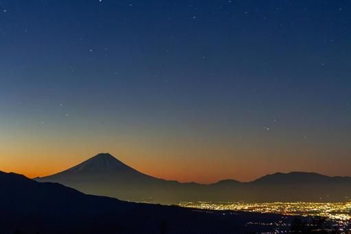 星空と富士山の朝焼け 富士山,冬,12月の写真素材