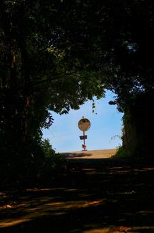 トンネルの先に トンネルの先に エモい,ノスタルジー,浜辺の写真素材
