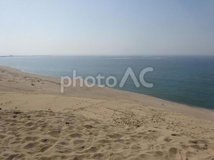 砂丘から見下ろす海 鳥取砂丘,砂丘,馬の背の写真素材