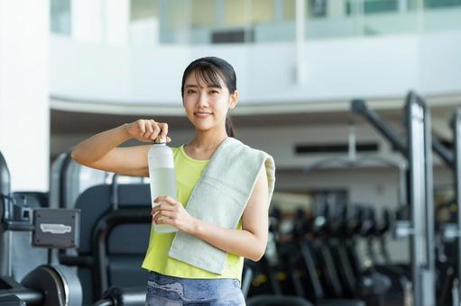 ジムでトレーニングする若い女性 ジム,フィットネス,トレーニングの写真素材