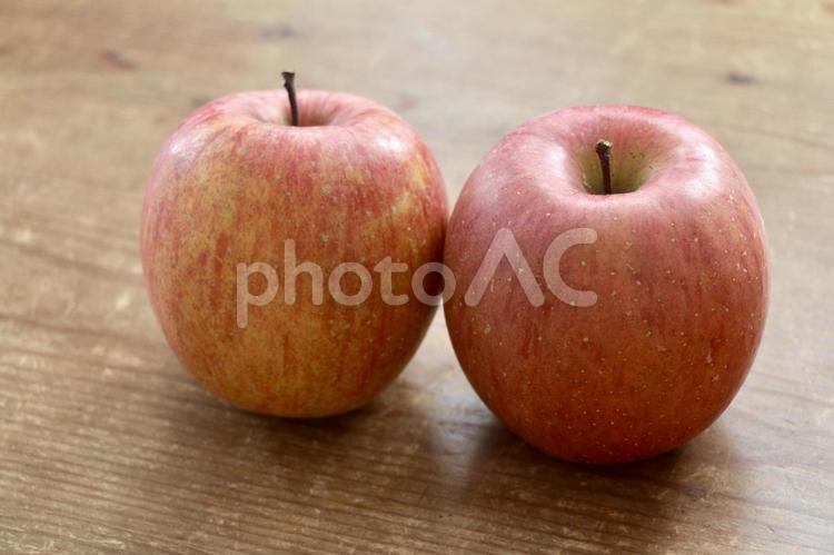 テーブルの上のりんご　２個 りんご,リンゴ,林檎の写真素材