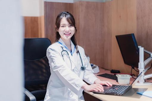 診察室で患者を待つ女性開業医 検査,開業医,女医の写真素材