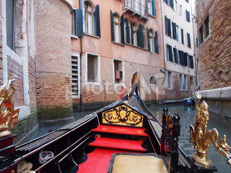ゴンドラからの風景 イタリア,ヴェネチア,ヴェネツィアの写真素材