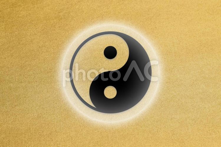 陰陽図　ゴールド 陰陽,幻想的,スピリチュアルの写真素材