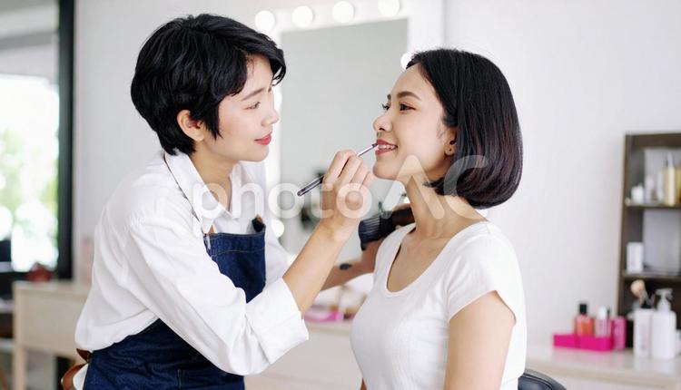 プロからメイクされる女性 女性,ヘアサロン,アジア人の写真素材