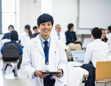 学会に出席する白衣の男性 学会に出席する白衣の男性の写真