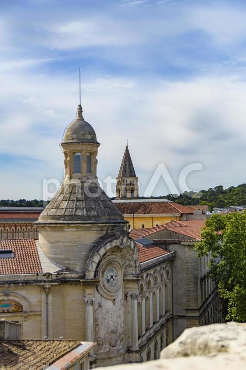 学校の時計台。フランス、ニーム ニーム,フランス,ヨーロッパの写真素材