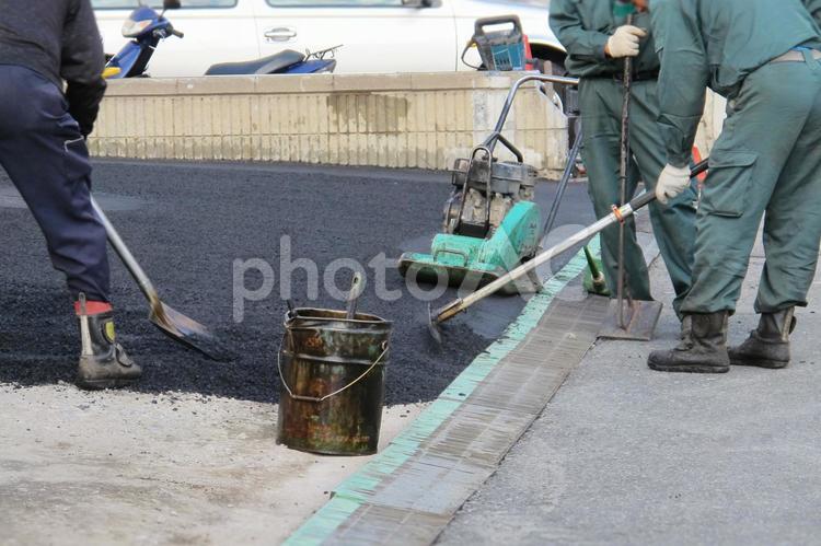 働く人物　Ｎｏ. 43　　　　　　アスファルト舗装作業　　 　　　　  舗装工事,舗装,アスファルト舗装の写真素材