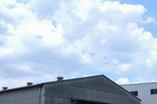 倉庫・工場の屋根と空4 倉庫・工場の屋根と空4の写真