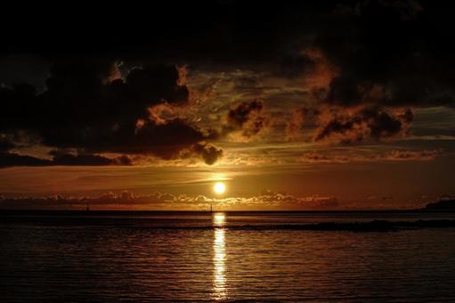 <五島の風景>夜明けの海から登る太陽 <五島の風景>夜明けの海から登る太陽の写真
