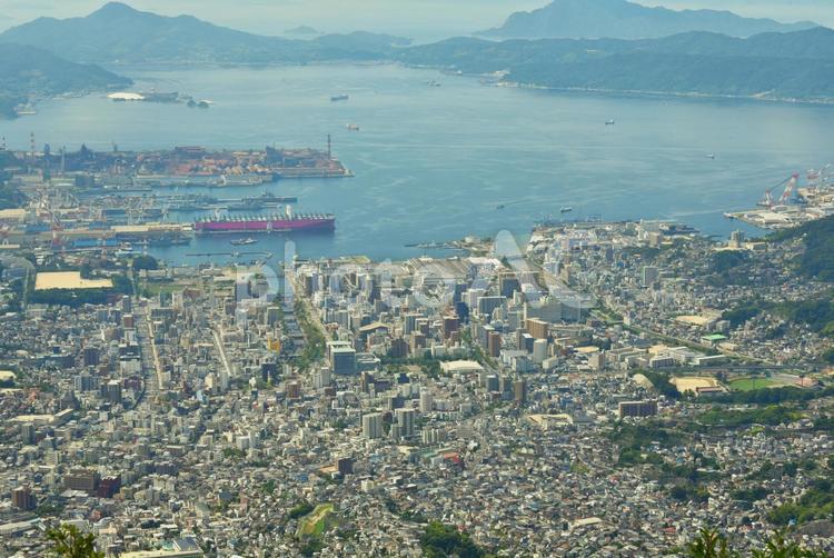 山から眺めた港のある街並み 風景,海,日本の写真素材
