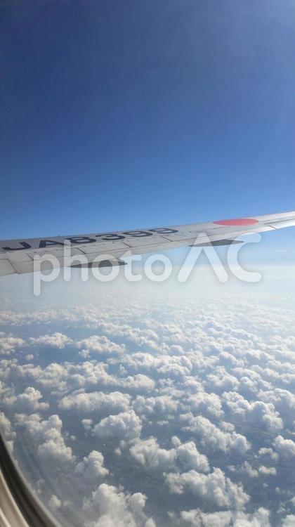 飛行機から見た白い雲と青い空 上空,青空,大空の写真素材
