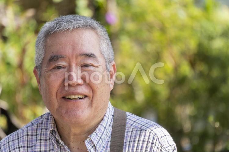 微笑む高齢男性 旅行,人物,さわやかの写真素材