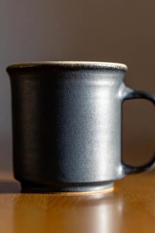 焼き物のマグカップの質感_縦 コーヒー,珈琲,カップの写真素材