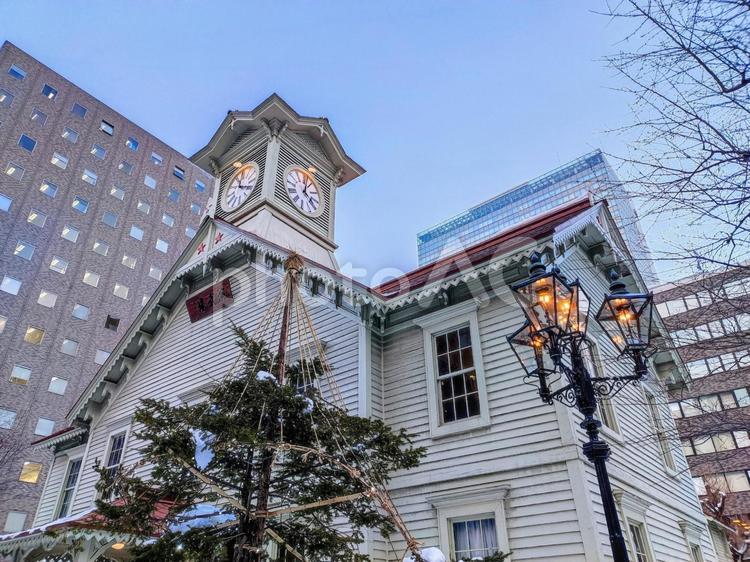 夕暮れ時の札幌時計台 北の大地,北海道,札幌市の写真素材