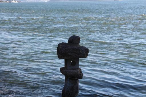海に浮かぶ石灯籠 海に浮かぶ石灯籠の写真
