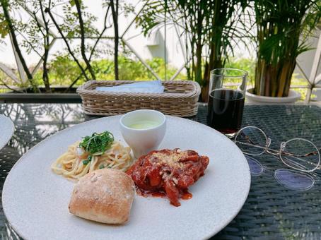 オシャレなカフェでランチ オシャレなカフェでランチの写真
