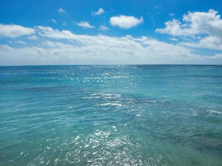 青空と透き通る海 青空と透き通る海の写真