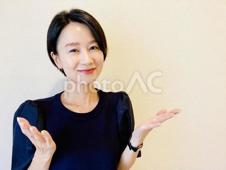 笑顔で両手をあげる女性 女性,ポートレート,ビジネスウーマンの写真素材