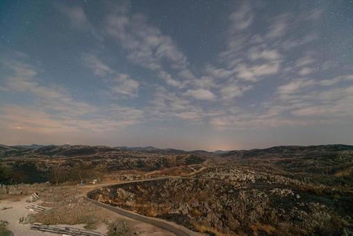 秋吉台の冬の星空 山口,山口県,秋吉台の写真素材