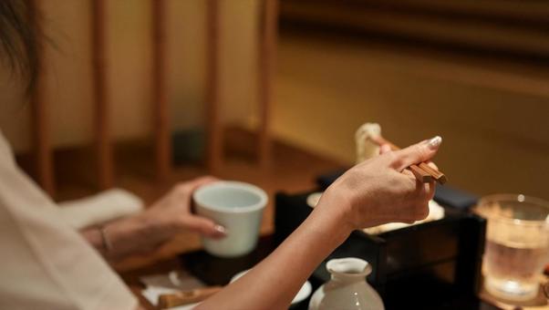 お蕎麦を食べる女性 お蕎麦を食べる女性 女性,手,指の写真素材