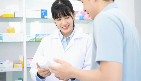 笑顔で働く薬剤師 笑顔で働く薬剤師の写真