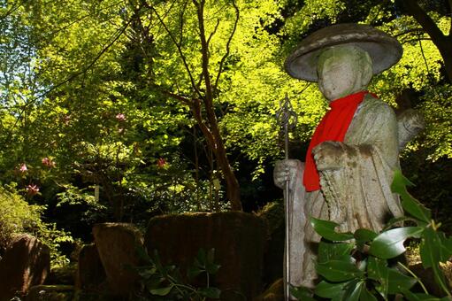 新緑とお地蔵さまです 新緑とお地蔵さまです 新緑,お地蔵さま,榊の写真素材