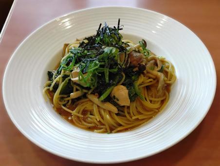 鶏肉ときのこの和風パスタの写真